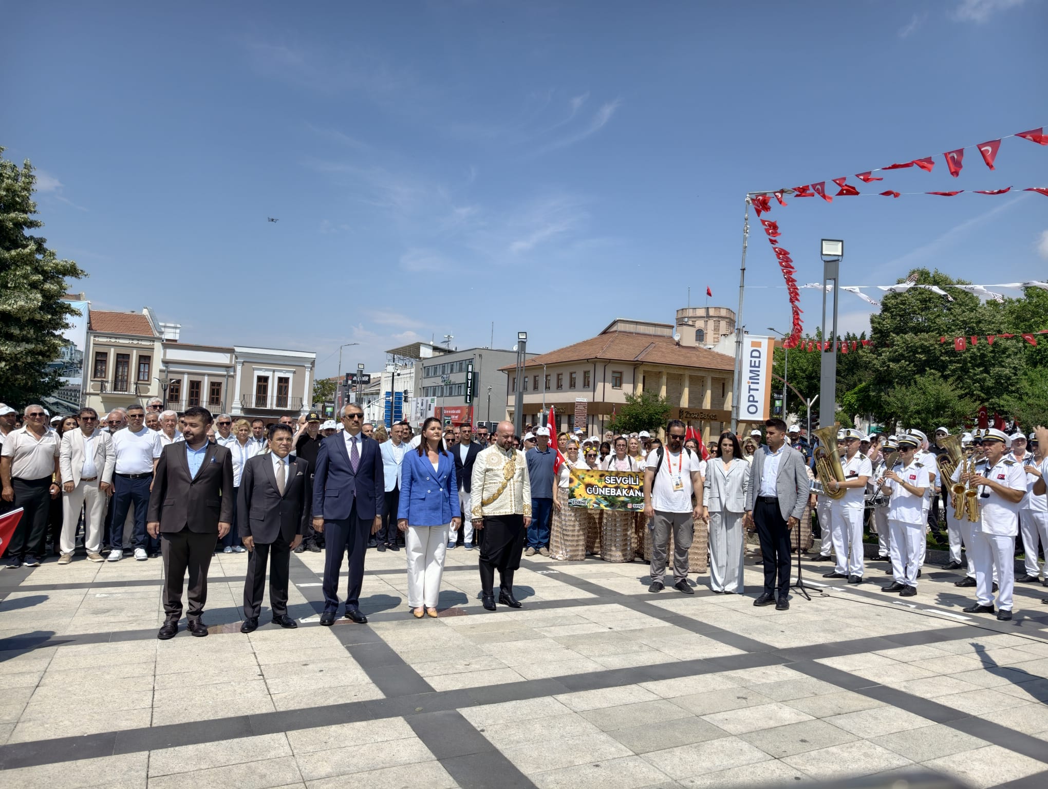 Edirne'de 665’inci Tarihi Kırkpınar Yağlı Güreşleri pehlivanların er meydanına çıkmasıyla başlarken, tarihi Selimiye Meydanı'nda gerçekleştirilen geleneksel 'ağa karşılama' töreninde birlik, beraberlik ve ata sporuna destek mesajları vurgulandı.